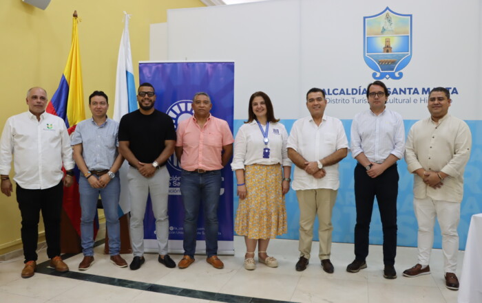 En la fotografía: Juan Arraut, rector de UMAYOR CTG; Evelio Márquez, director de Calidad de UNIBAC; Charles Gallardo, rector de INFOTEP SAI; Luis Alfonso Pérez, rector de INFOTEP Guajira; Joceline Azar, rectora de IUSM; Leonardo Fabio Pérez, rector de INFOTEP HVG; Gabriel Rueda, director ejecutivo de REDTTU; y Arcesio Castro, rector de IUB. Fotografía de archivo, propiedad del Departamento de Comunicaciones de IUSM.